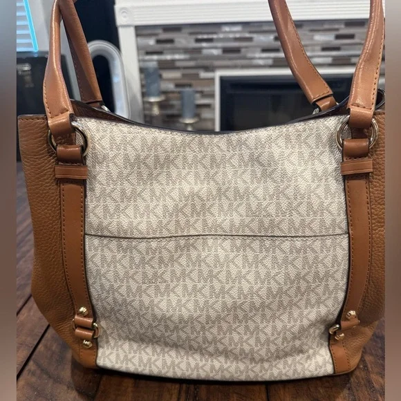 Michael Kors Carrie Shoulder Bag (EUC) - Picture 6 of 16